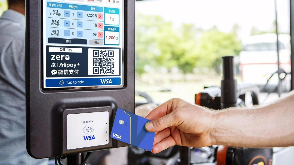 Một du khách nước ngoài quẹt thẻ Visa để đi xe buýt trên đảo Jeju. (Ảnh minh họa: Visa)