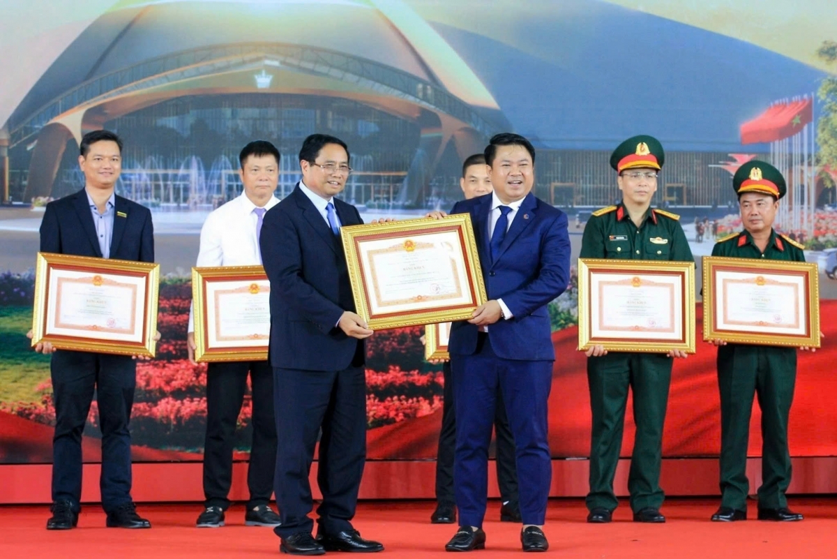 Ông Nguyễn Hữu Hùng - Phó Chủ tịch HĐQT Công ty HHV nhận Bằng khen của Thủ tướng Chính phủ. Ảnh: PV