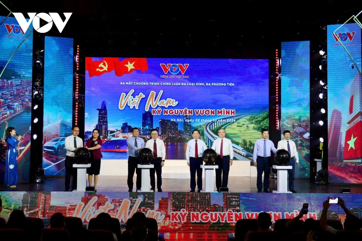 Các đại biểu thực hiện nghi thức bấm nút khởi động Chương trình chính luận đa phương tiện, đa loại hình “Việt Nam - Kỷ nguyên vươn mình”. Ảnh Bảo Long