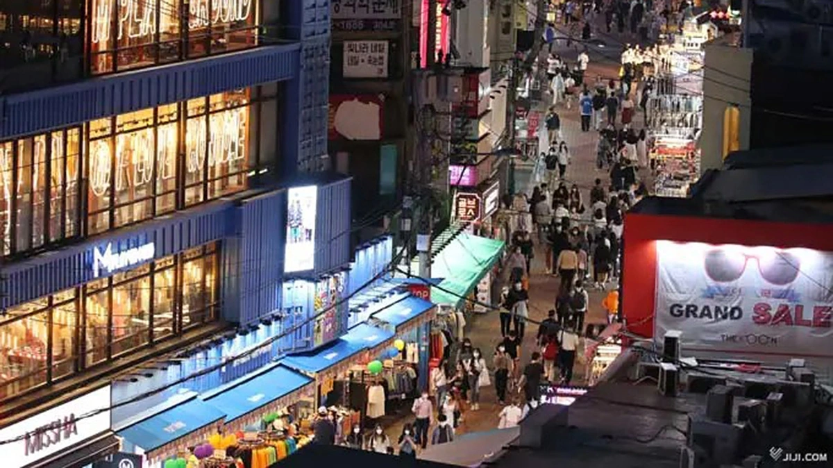 Các khu phố đi bộ tại Seoul luôn tấp nập du khách nước ngoài. (Ảnh: Jiji Press)