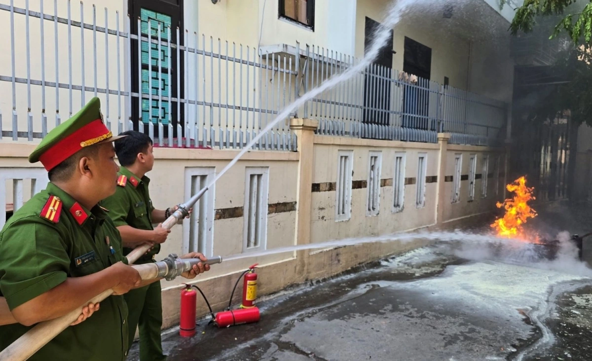 Khống chế đám cháy trong tình huống giả định xảy ra trong hẻm sâu