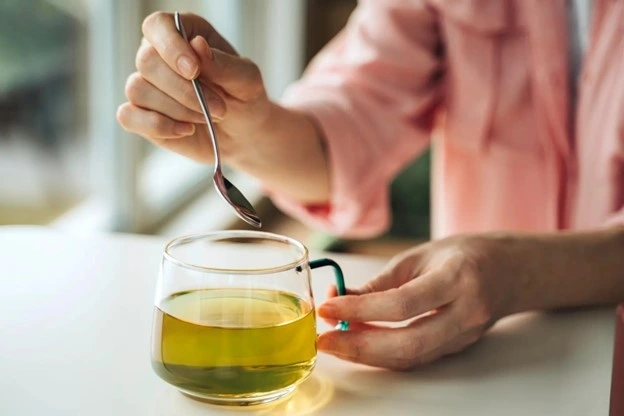 Uống trà xanh đúng chuẩn để tận dụng tối đa những lợi ích của loại thực phẩm vàng này. Ảnh: Cleveland Clinic
