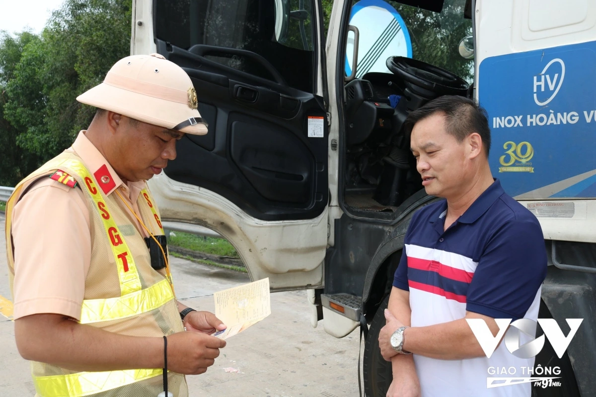 Tài xế xe tải Nguyễn Trọng Tuấn (Hải Phòng) cũng tán thành quy định cấm xe tải trên làn 1