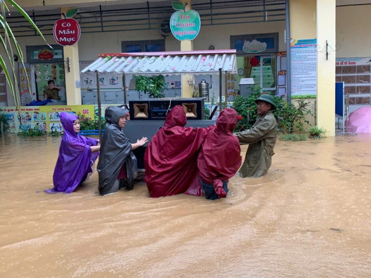 Cán bộ, giáo viên di dời tài sản tránh hư hại