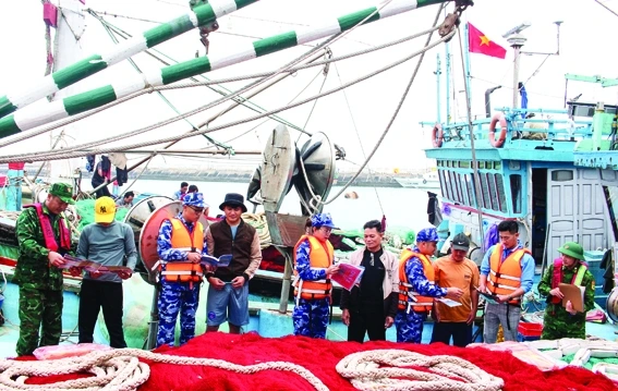 Cảnh sát biển tuyên truyền, phổ biến pháp luật cho ngư dân.