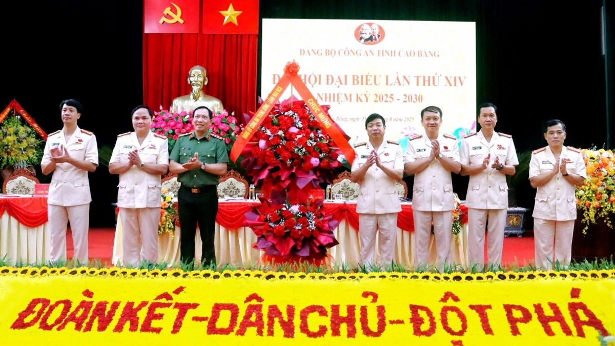 Thượng tướng Lê Văn Tuyến, Ủy viên Ban Thường vụ Đảng ủy Công an Trung ương, Thứ trưởng Bộ Công an tặng hoa chúc mừng Đại hội.