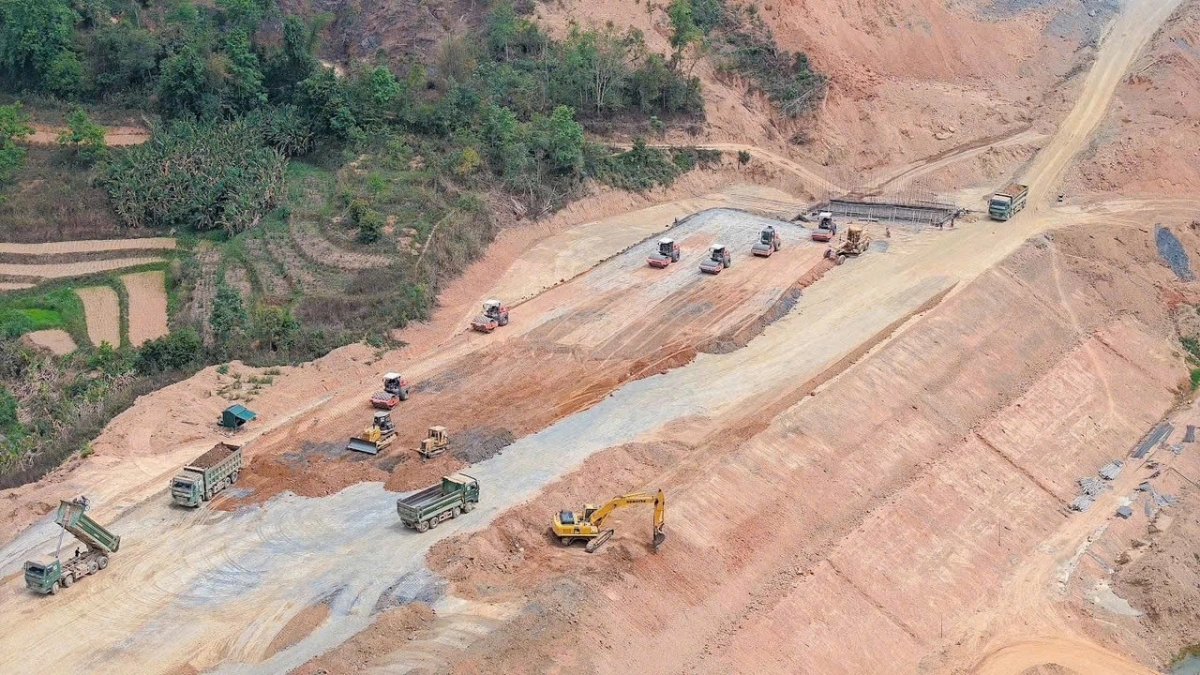 Nhiều điểm vướng mặt bằng nên việc thi công gặp khó khăn. Ảnh: CTV