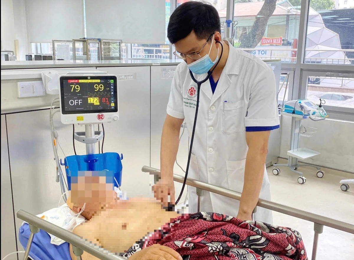 Bác sĩ Khoa Cấp cứu, Bệnh viện Trung ương Quân đội 108 thăm khám cho bệnh nhân uống An cung ngưu hoàng hoàn chữa đột quỵ