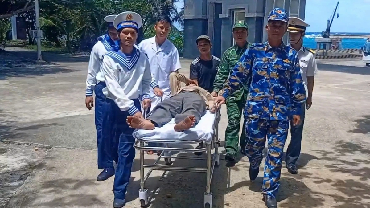 Lực lượng quân y đảo Trường Sa đưa ngư dân bị đột quỵ lên đảo điều trị