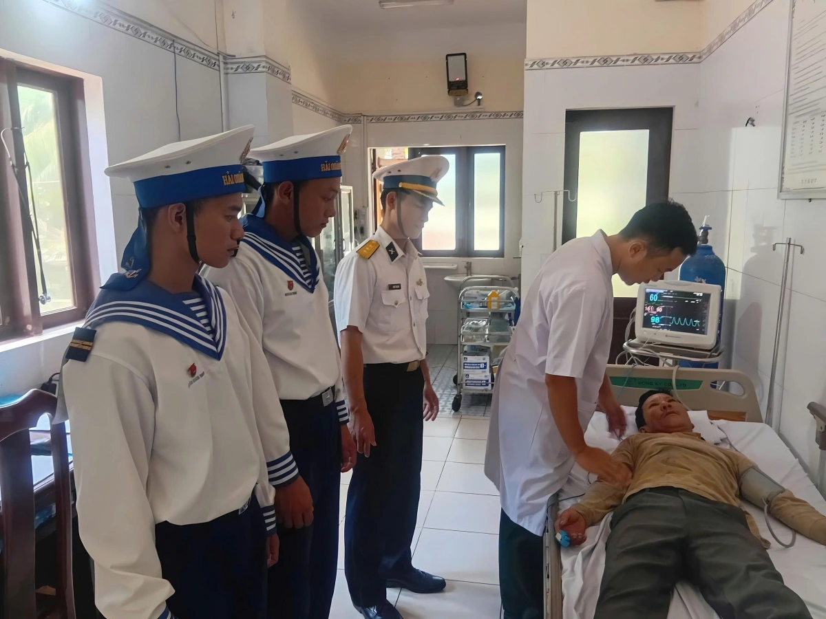 Ngư dân bị đột quỵ được đưa lên đảo Trường Sa cấp cứu