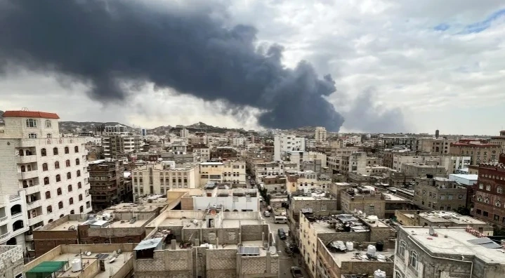 Cột khói đen bốc cao sau cuộc tập kích của Israel vào thủ đô Sanaa của Yemen. (Ảnh: Reuters)