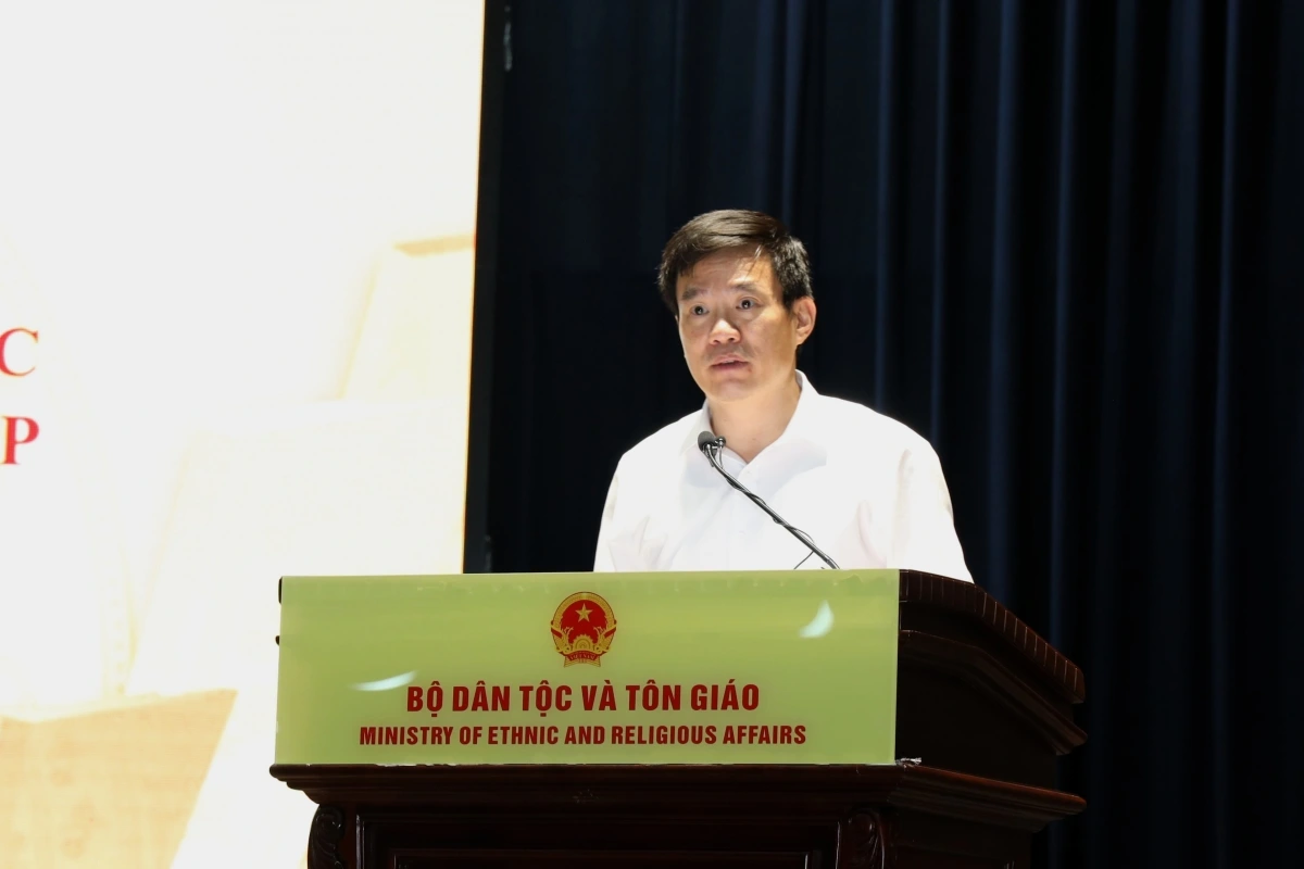 Chánh Văn phòng Bộ Dân tộc và Tôn giáo Nguyễn Cao Thịnh trình bày báo cáo tại hội nghị.