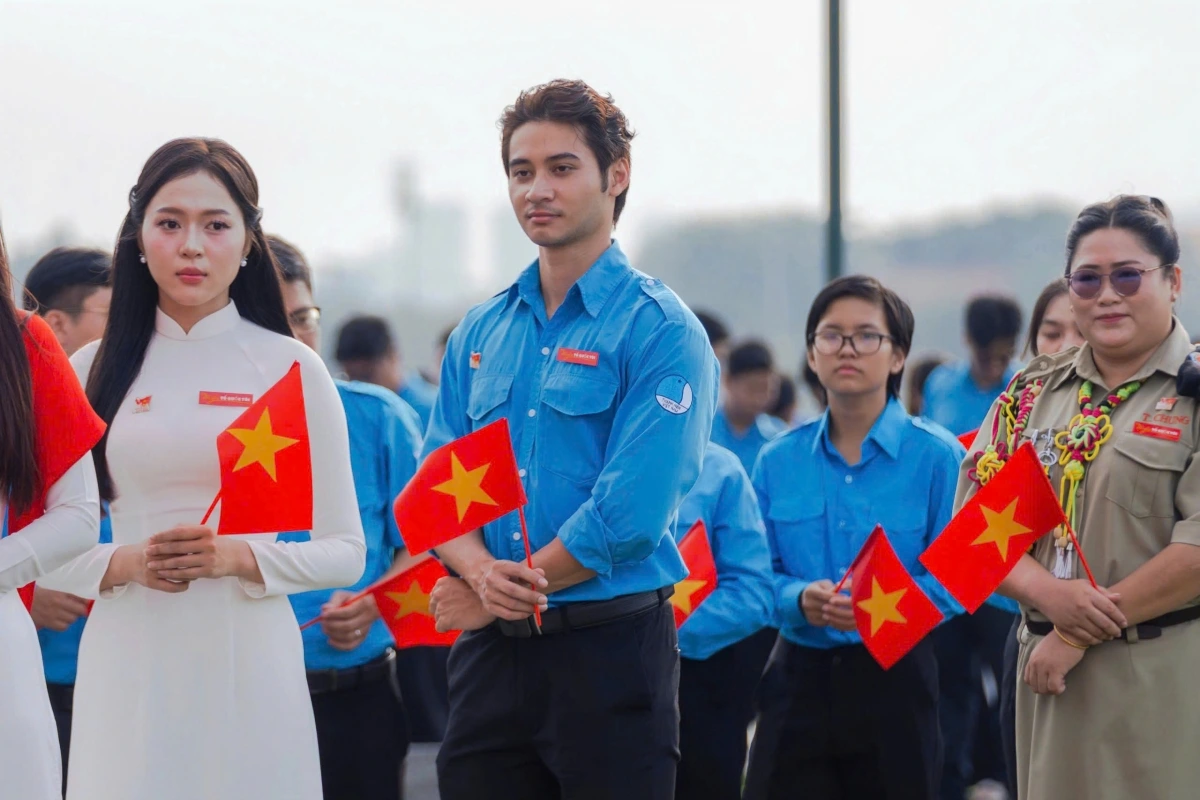 Các đoàn viên, thanh niên tham gia lễ chào cờ tại cột cờ Thủ Ngữ (ảnh: Thành đoàn)
