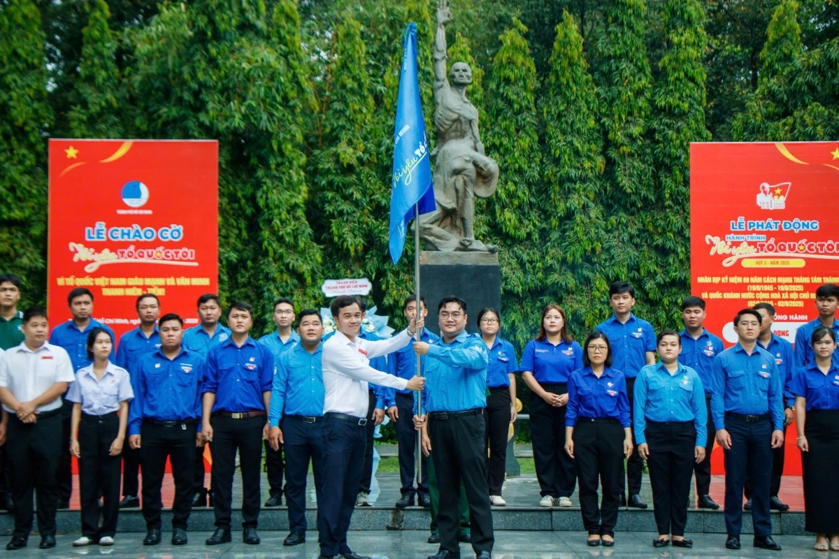 Lễ chào cờ và phát động hành trình "Tôi yêu Tổ quốc tôi" diễn ra tại nhà tù Phú Lợi (ảnh: Thành đoàn)
