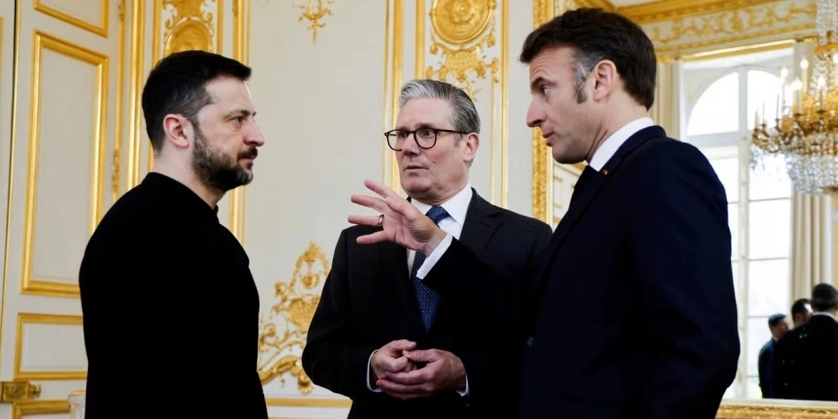 Tổng thống Pháp Emmanuel Macron muốn gia tăng áp lực lên Nga trong khi Thủ tướng Anh Keir Starmer tỏ ra khá lạc quan sau Hội nghị thượng đỉnh Mỹ - Nga - Ảnh: Le Monde