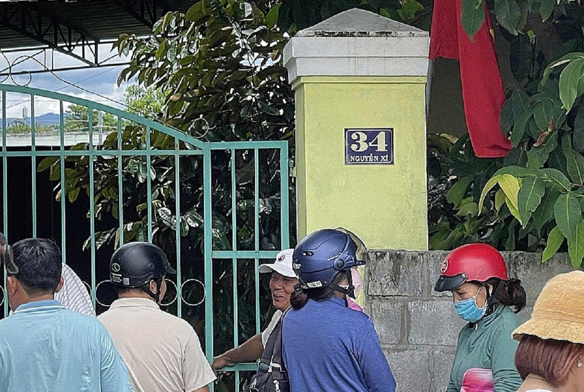 Người dân tập trung tại hiện trường vụ việc.