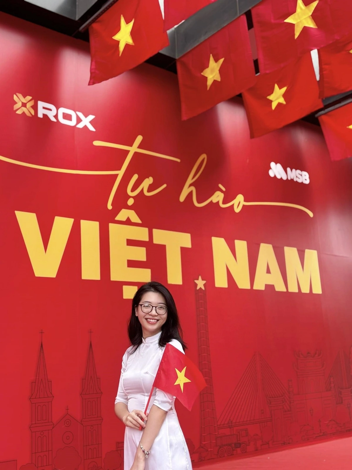 “Bức tường yêu nước” đỏ rực với ngôi sao vàng năm cánh, dòng chữ “Tự hào Việt Nam” và hàng trăm lá cờ tung bay, trở thành phông nền check-in biểu tượng tại ROX Tower