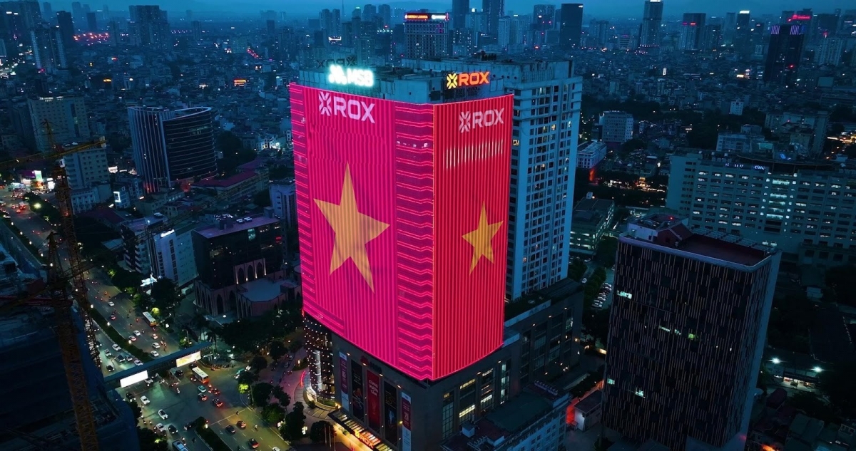 Trong đêm, ROX Tower nổi bật giữa lòng Hà Nội với màn hình LED cỡ lớn hiển thị lá cờ đỏ sao vàng, vừa là điểm nhấn thị giác vừa truyền cảm hứng yêu nước trong dịp kỷ niệm ngày lễ trọng đại của dân tộc