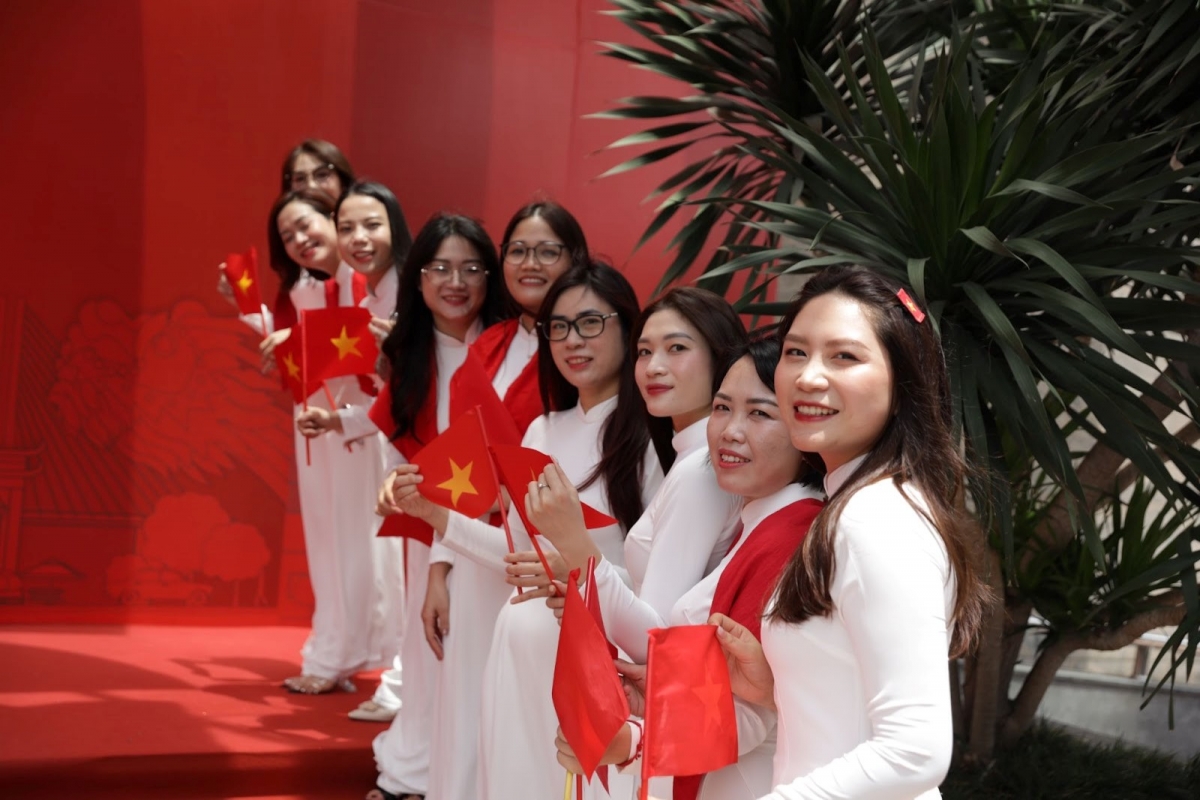 Áo dài trắng tinh khôi hòa cùng sắc đỏ thiêng liêng của Tổ quốc - một khoảnh khắc yêu nước thật dịu dàng