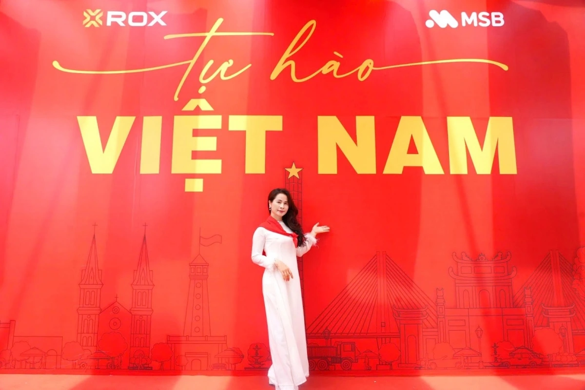 Đứng giữa khung hình với lá cờ đỏ thắm và lưu giữ một phiên bản thật đẹp, thật tự hào của chính mình