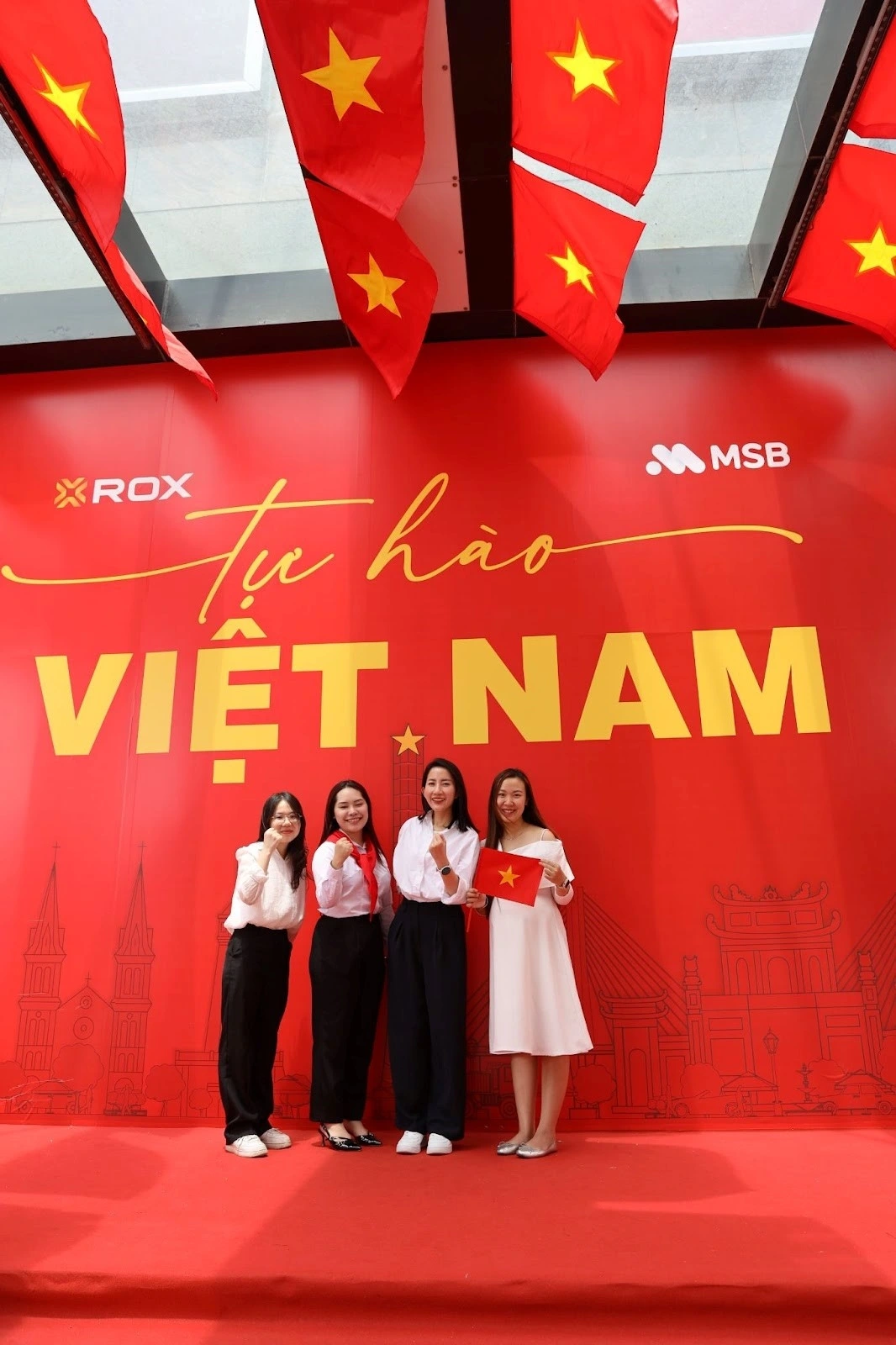 Với vị trí thuận lợi trên đường Nguyễn Chí Thanh, ROX Tower trở thành điểm dừng chân tự nhiên cho những ai di chuyển tới khu vực Liễu Giai - Kim Mã xem sơ luyện, tổng duyệt có thể dừng chân, lưu lại những khoảnh khắc đáng nhớ