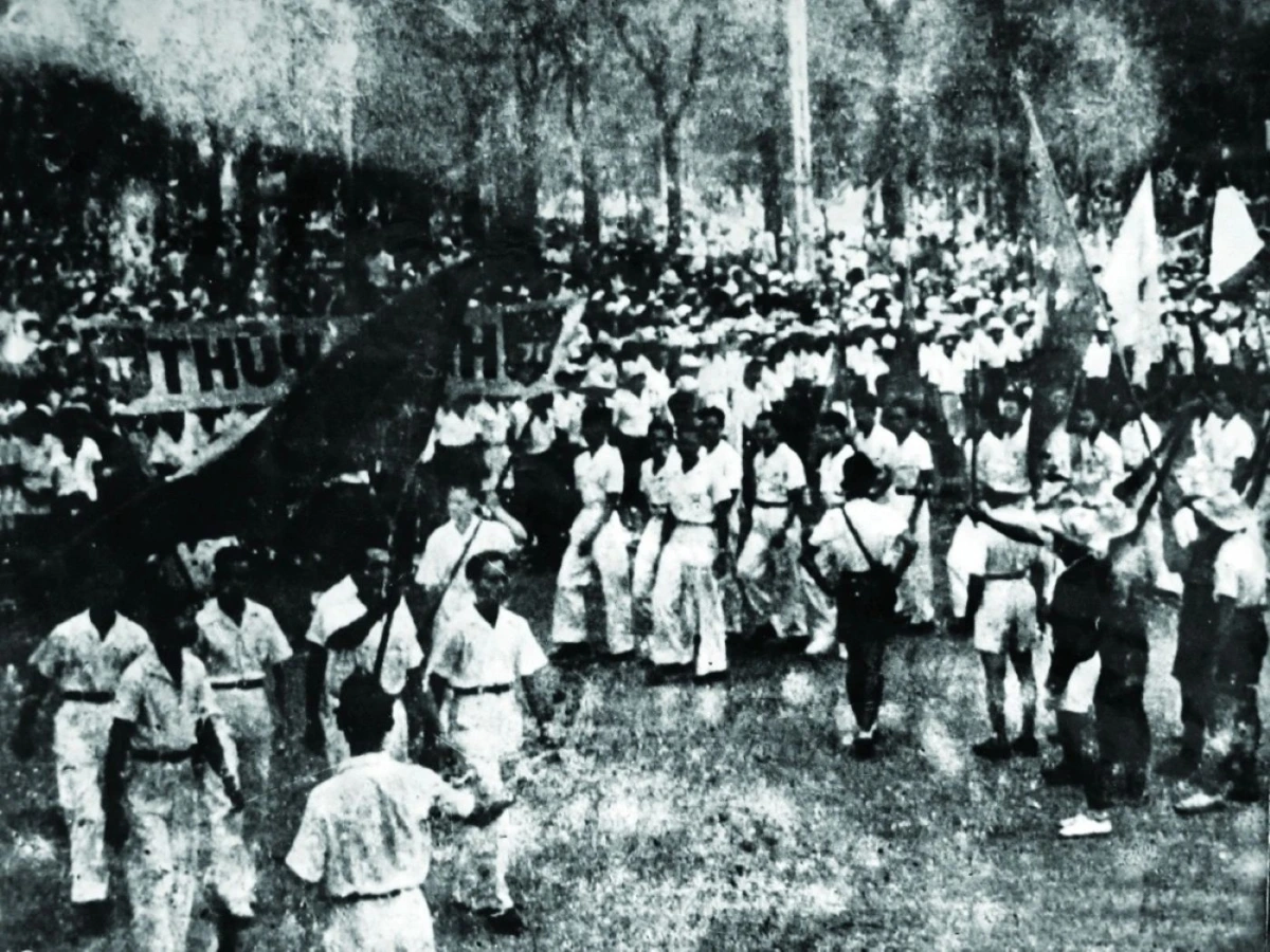 Chiều 23/8/1945, hàng vạn người dân Huế và các lực lượng kéo về sân vận động Huế (Ảnh tư liệu)