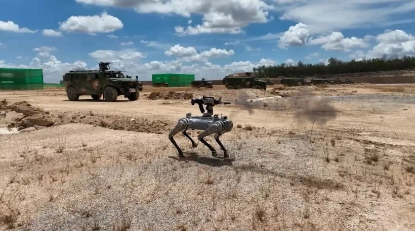 Chó robot của quan đội Trung Quốc trong cuộc diễn tập chung với Campuchia.(Nguồn: CNN)
