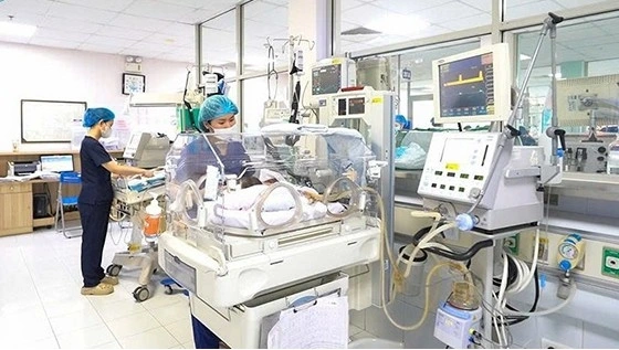 Trẻ suy hô hấp sau sinh mổ chủ động được điều trị tích cực tại Trung tâm Sơ sinh – Bệnh viện Nhi Trung ương (ảnh BVCC)