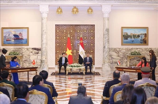 Chủ tịch nước Lương Cường và Tổng thống Ai Cập Abdel Fattah El-Sisi chứng kiến lễ ký Bản ghi nhớ giữa Bộ Công Thương Việt Nam với Bộ Kế hoạch, Phát triển kinh tế và hợp tác quốc tế Ai Cập về hợp tác phát triển kinh tế.
(Ảnh: Lâm Khánh/TTXVN)