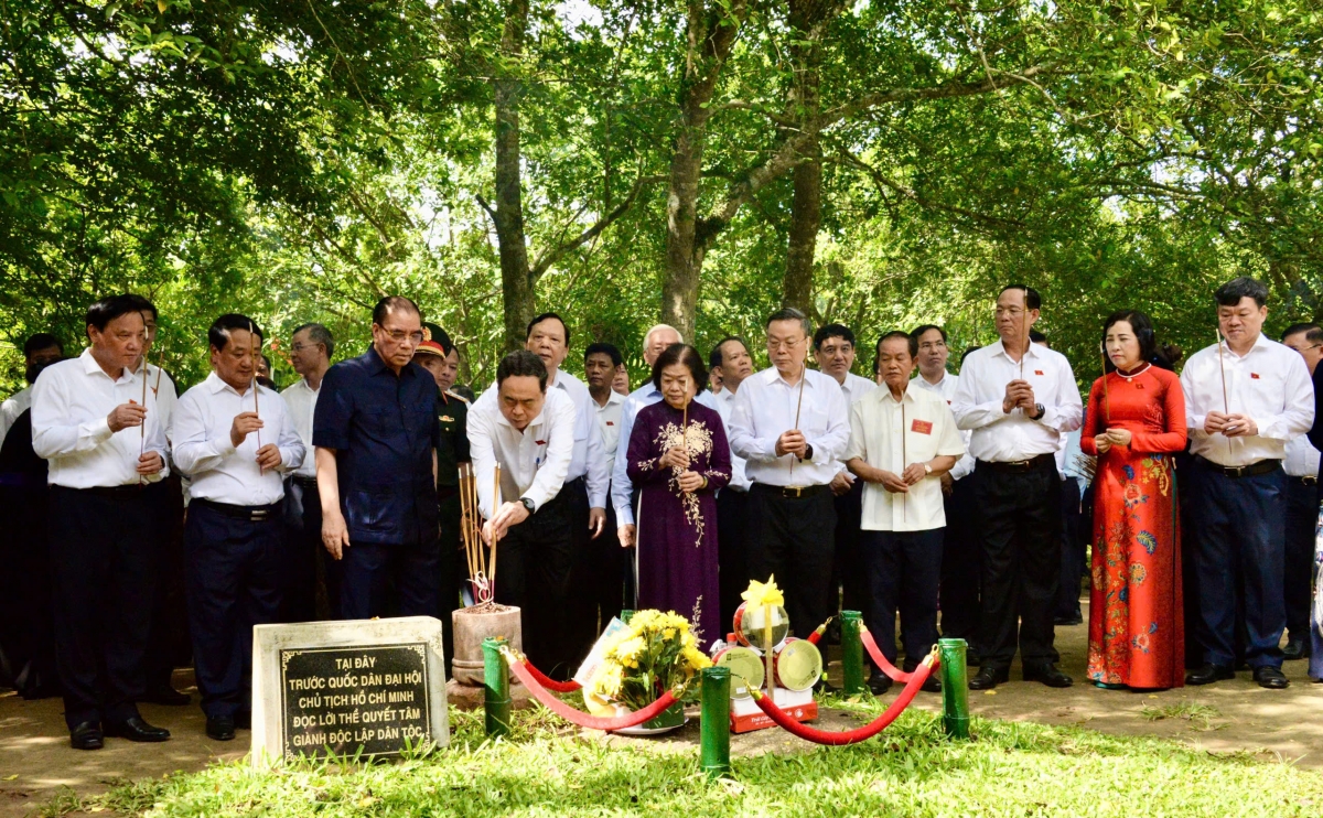 Chủ tịch Quốc hội dâng hương tại Đình Tân Trào.