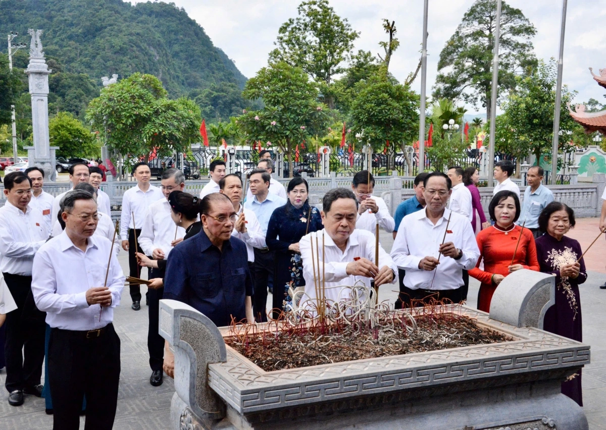 Chủ tịch Quốc hội dâng hương tại Nhà tưởng niệm Chủ tịch Hồ Chí Minh và các vị tiền bối Cách mạng.