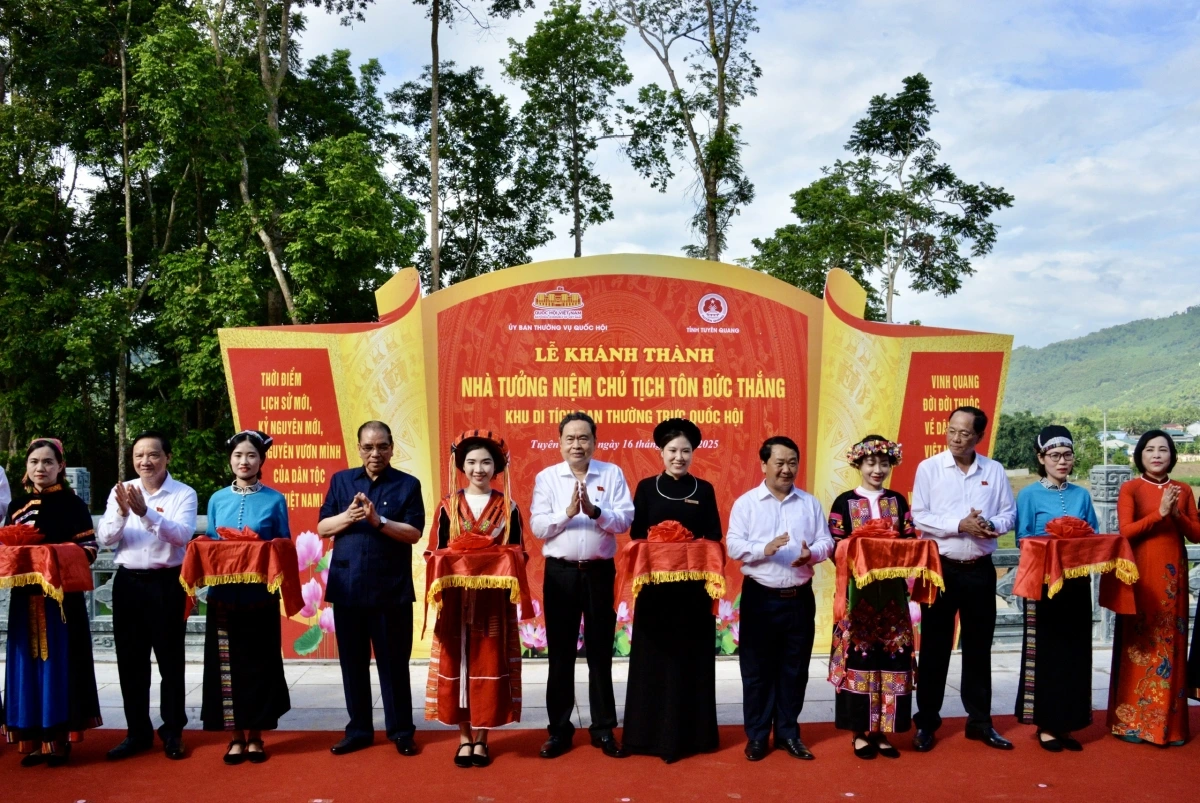 Chủ tịch Quốc hội dự Lễ khánh thành công trình Nhà tưởng niệm Chủ tịch Tôn Đức Thắng.