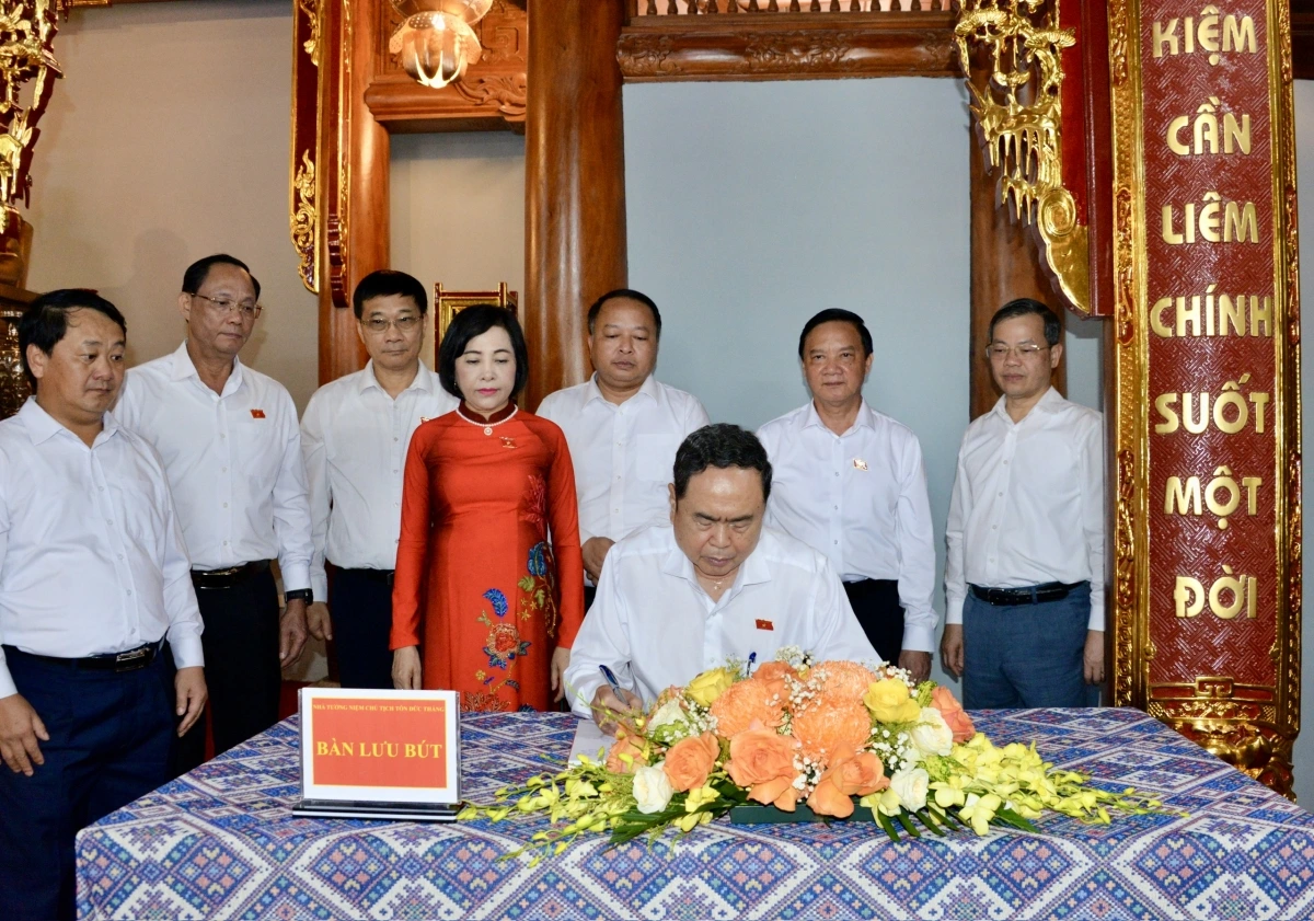 Chủ tịch Quốc hội dự Lễ khánh thành công trình Nhà tưởng niệm Chủ tịch Tôn Đức Thắng.