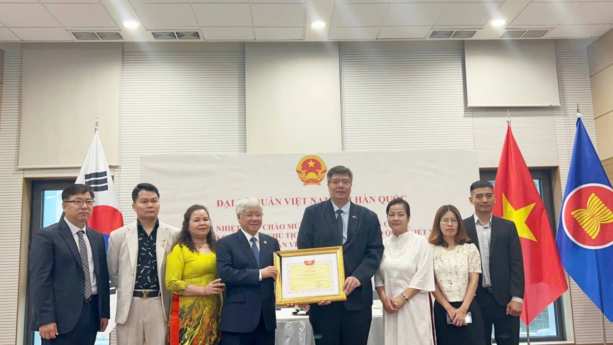 Chủ tịch Ủy ban Trung ương MTTQ Việt Nam Đỗ Văn Chiến trao Bằng khen cho Chủ tịch Hiệp hội VKBIA – TS. Trần Hải Linh