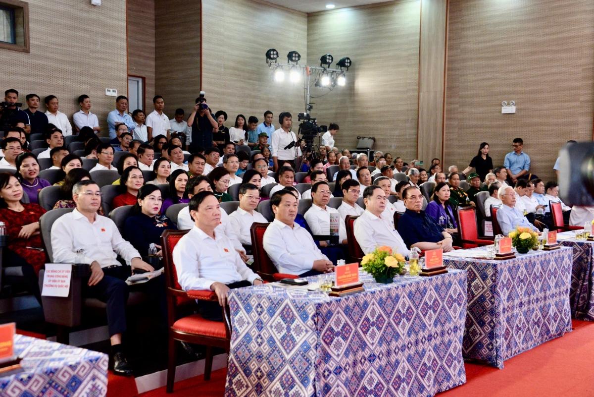 Các đại biểu tham dự chương trình.