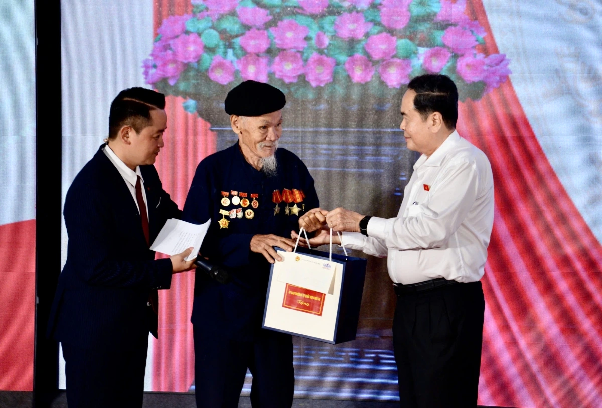  Chủ tịch Quốc hội trao quà cho cụ Hoàng Ngọc