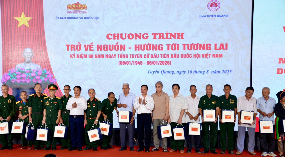 Phó Chủ tịch Quốc hội Nguyễn Khắc Định và Bí thư tỉnh Tuyên Quang Hầu A Lềnh tặng quà cho người có công, gia đình chính sách.