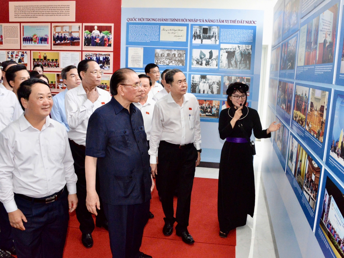 Chủ tịch Quốc hội Trần Thanh Mẫn tham quan triển lãm.