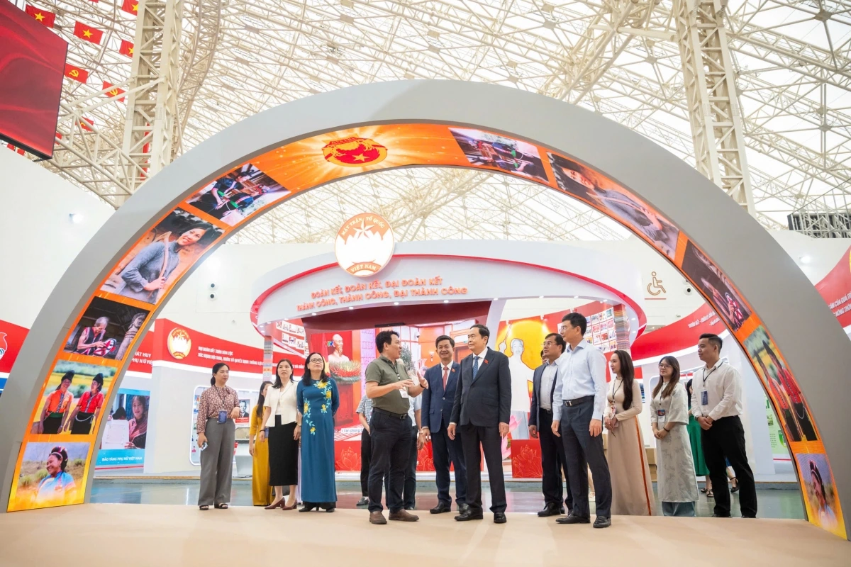 Chủ tịch Quốc hội Trần Thanh Mẫn ghi nhận và đánh giá cao sự nỗ lực của Văn phòng Quốc hội và các cơ quan liên quan trong việc triển khai các công việc chuẩn bị tổ chức Triển lãm.