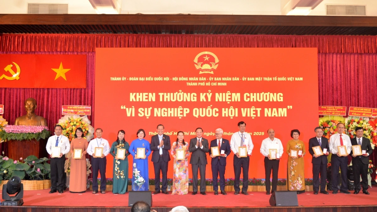 Phó Chủ tịch Quốc hội Nguyễn Khắc Định trao Kỷ niệm chương“Vì sự nghiệp Quốc hội Việt Nam” cho các đại biểu (ảnh Hà Khánh)