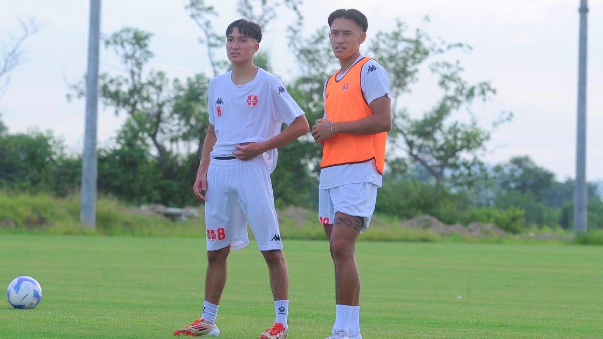 Cầu thủ Việt kiều Hà Lan - Thomas Mai Veeren (trái) đang thử việc tại CLB Hải Phòng. (Ảnh: CLB Hải Phòng)