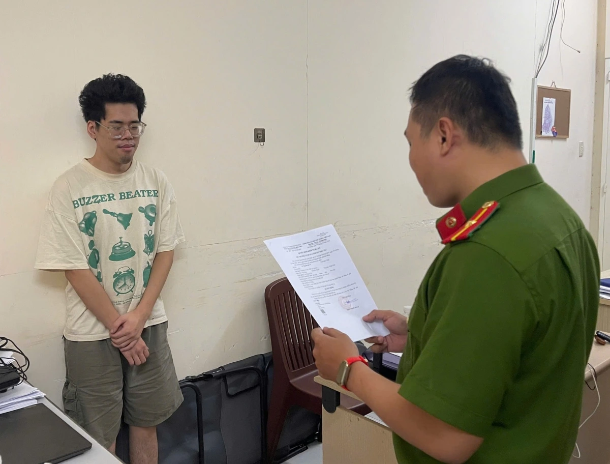 Cơ quan Cảnh sát điều tra Công an thành phố Đà Nẵng tống đạt các quyết định đối với Lê Nguyễn Kỳ Vĩ.