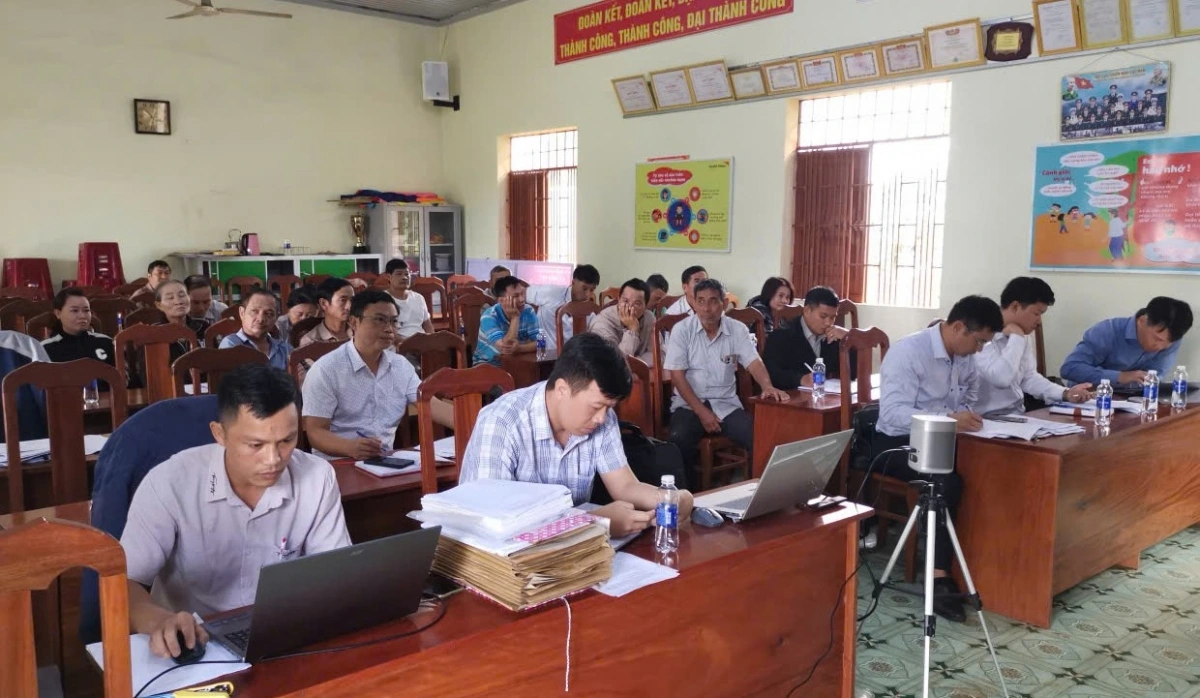 Cơ quan chức năng tổ chức họp, lấy ý kiến 75 hộ dân ở xã Kiến Đức và 100 % đại diện các hộ đồng thuận phương án đền bù, hỗ trợ, di dời và bàn giao mặt bằng phục vụ xây dựng tuyến cao tốc