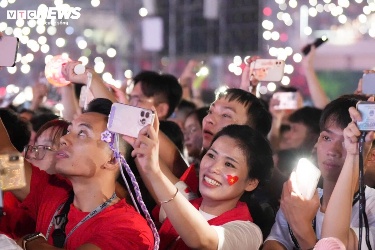 Ngoc Lan, a Cau Giay ward resident, says that standing amid a sea of people and singing the national anthem together makes her feel the pride of being Vietnamese more deeply than ever.