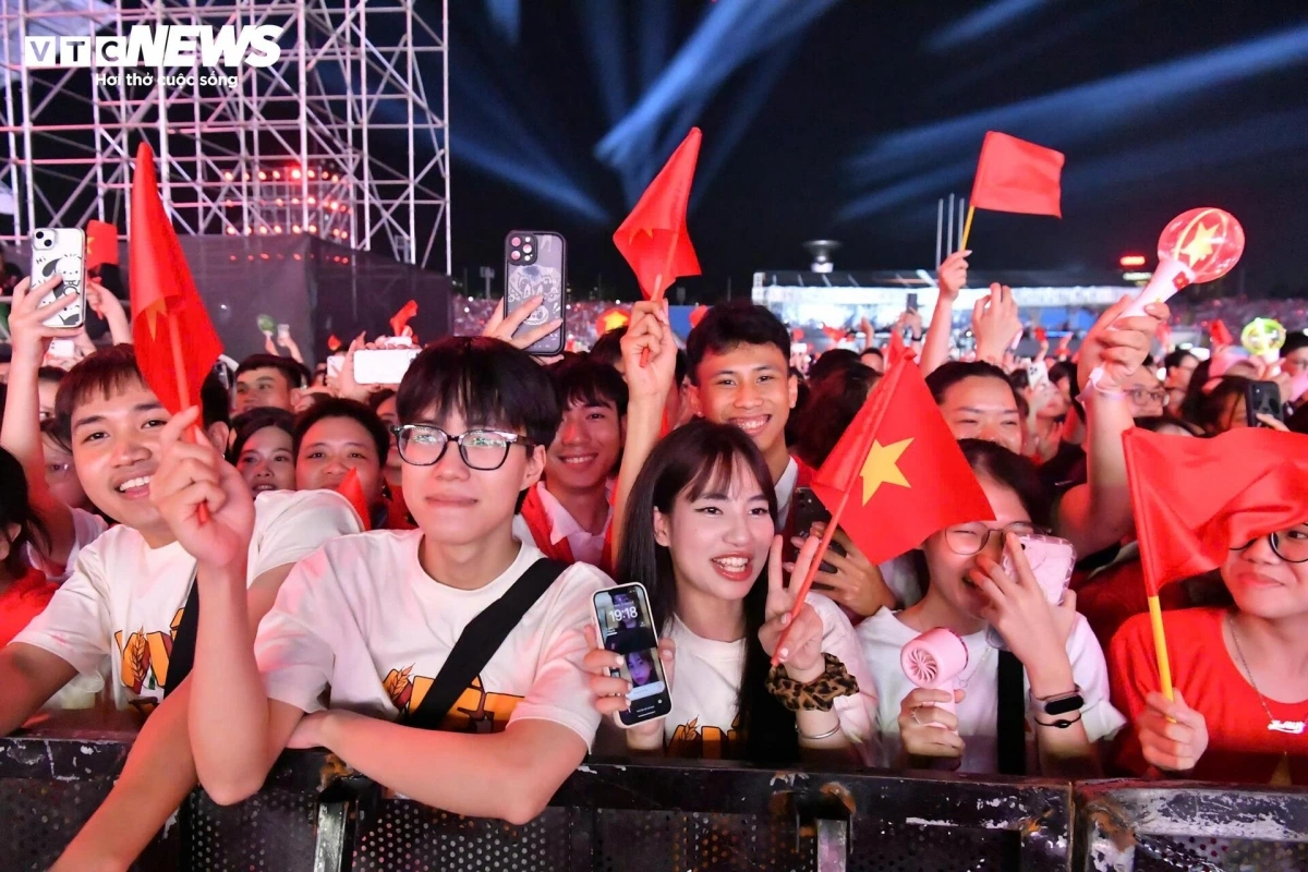 Tung Anh, from the northern city of Hai Phong, shares that although he has attended many major events, he has never witnessed such a powerful blend of art and patriotism.
