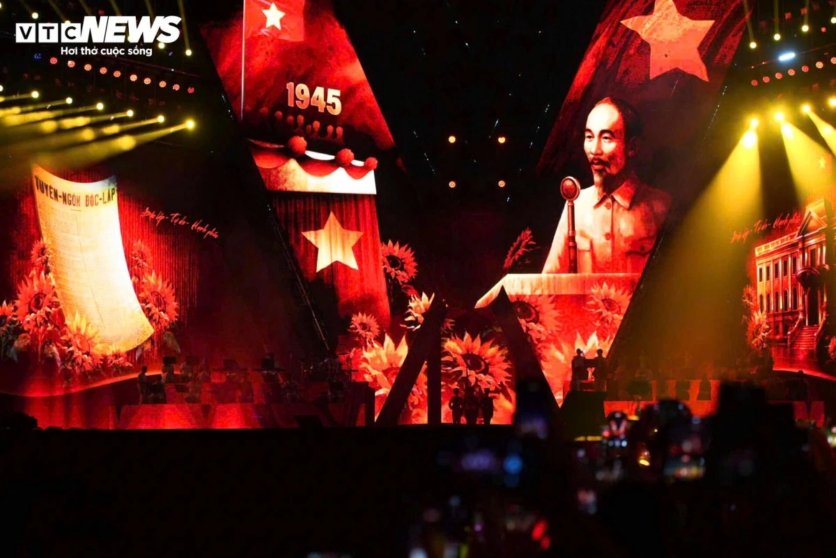 Everyone is deeply moved as the giant stage screen recreates the moment President Ho Chi Minh read the Declaration of Independence at Ba Dinh Square in Hanoi on September 2, 1945, proclaiming the birth of the Democratic Republic of Vietnam, now the Socialist Republic of Vietnam.
