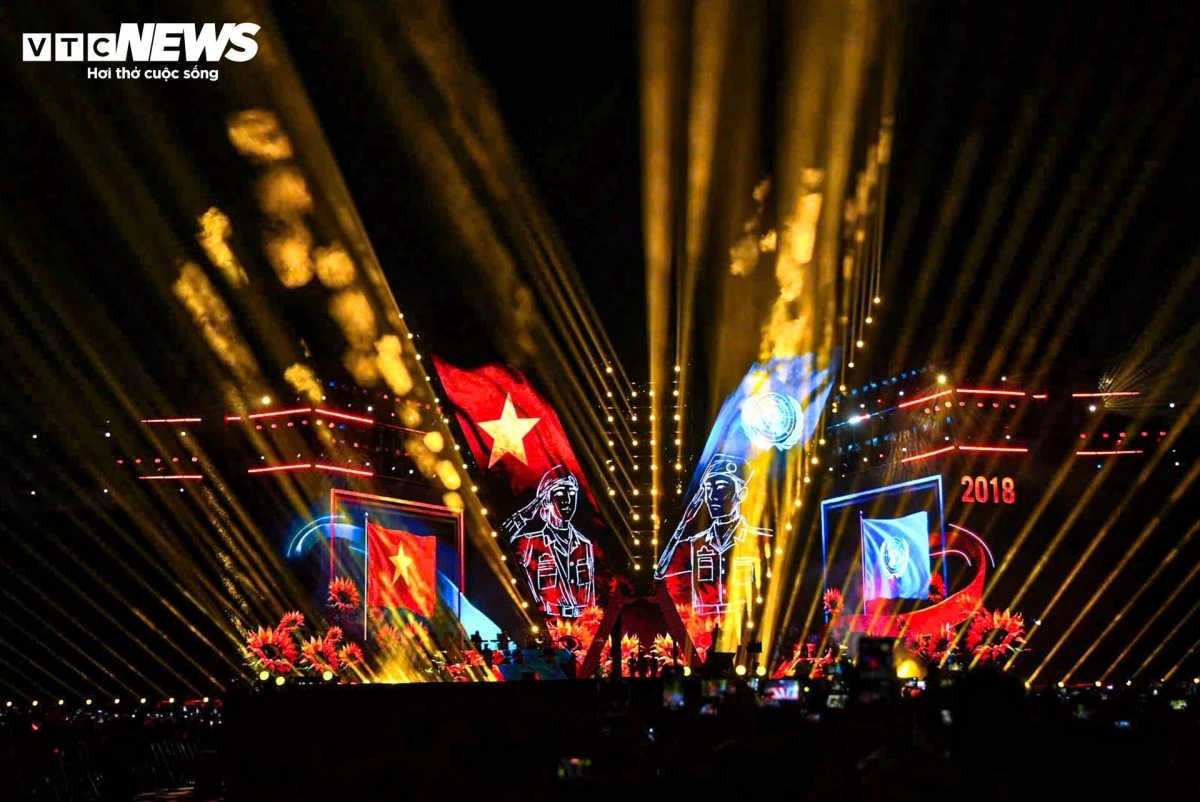 The stage screen also showcases Vietnam’s outstanding achievements in national construction and defence as well as in international integration.