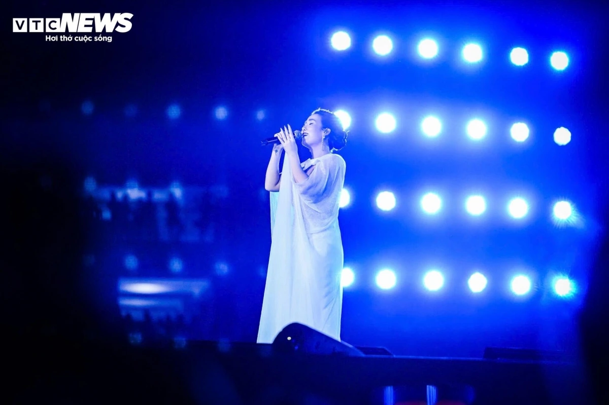“The Homeland in Our Hearts” brings together a number of Vietnamese veteran artists and leading young performers, including People’s Artist Thu Huyen, Meritorious Artist Dang Duong, singers Tung Duong, Vo Ha Tram, Noo Phuoc Thinh, Ha Le, Thanh Duy, Suboi, and the boyband Oplus.