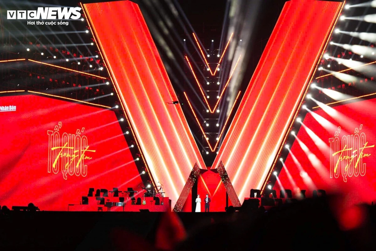 The stage is designed with four sections carrying the message “Independence – Freedom – Happiness – Red Flag with Yellow Star” and shaped into a giant “V” reaching 26 meters in height - a symbol of national pride.
