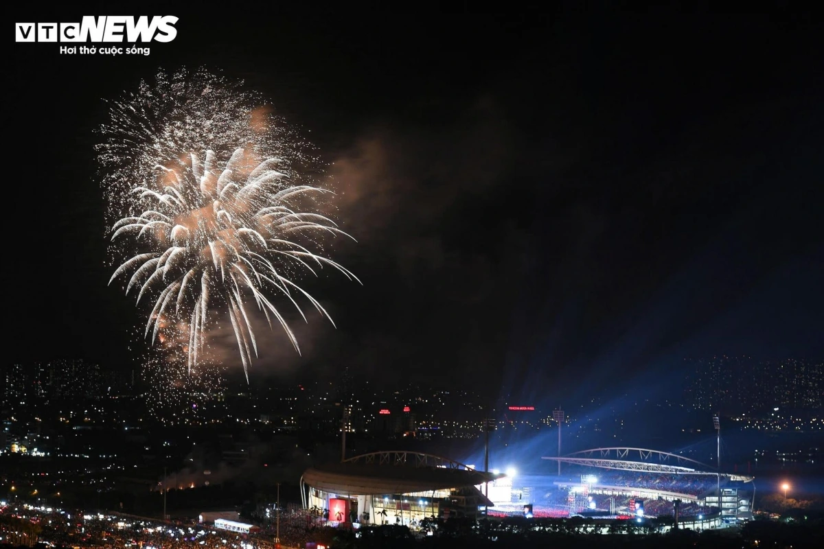 Set against a backdrop of majestic music, the brilliant fireworks illuminate the Hanoi sky, providing a fitting and emotional close to the “Homeland in Our Hearts” concert.